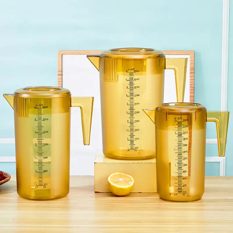 Bình đựng nước lạnh bằng nhựa màu nâu hoặc trong suốt